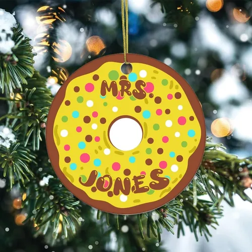 Vista 2 de Adorno de Navidad de cerámica impreso de dos caras con nombre en donas, novedoso para familiares, amigos, niños, divertidos colgantes de recuerdo