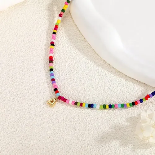 Vista 9 de M MOOHAM Collares con iniciales de cuentas coloridas para niñas, mujeres y niños, lindo collar de letras bohemias con cuentas delicadas, joyería