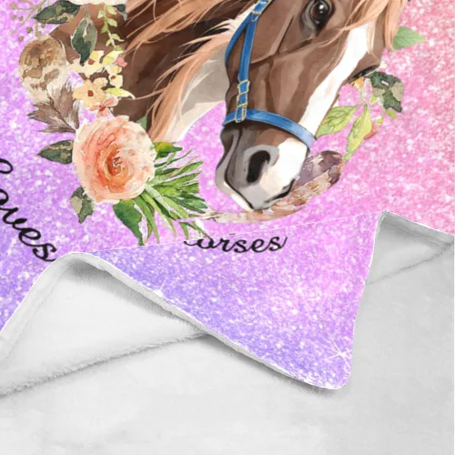 Vista 4 de Manta personalizada con texto en inglés «Just a Girl Loves Hors», manta de forro polar suave con nombre para regalos, sofá cama (50 x 60 pulgadas)