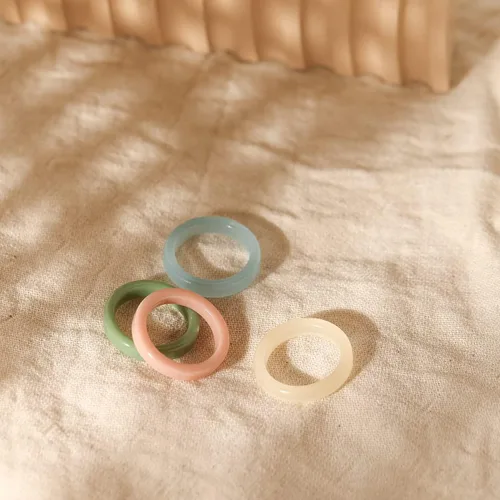 Vista 5 de Viva Joya 24-30 anillos de resina, anillos de plástico, anillos acrílicos para nudillos para mujeres, adolescentes y niñas, estéticos gruesos