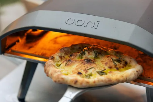 Vista 7 de ooni Pala Giratoria para Pizza - Pala para Pizza Perforada de Aluminio de 7 Pulgadas, Volteador de Pizza de Metal Ligero con Mango Largo
