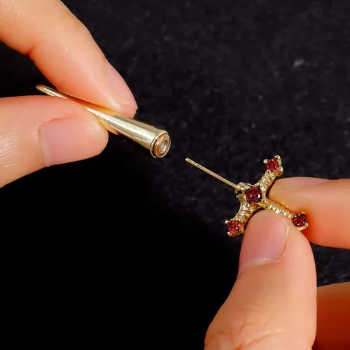 Vista 7 de Pendientes de espada para mujer, aretes de daga gótica, aretes punk negros para adolescentes y niñas
