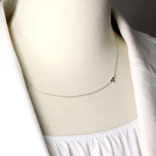 Vista 2 de Collar con inicial pequeña en el costado de plata fina