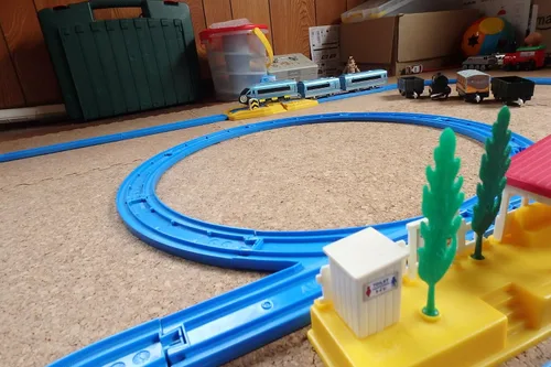 Vista 6 de Pla-rail ¡Comienza a construir pla-riel! Juego de rieles básicos.