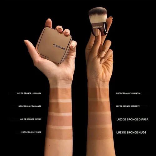 Vista 3 de Hourglass Ambient Lighting Bronzer in Luminous Bronze Light. Highlighting Bronzer for a Natural Sun-Kissed Glow Luz de bronce desnudo