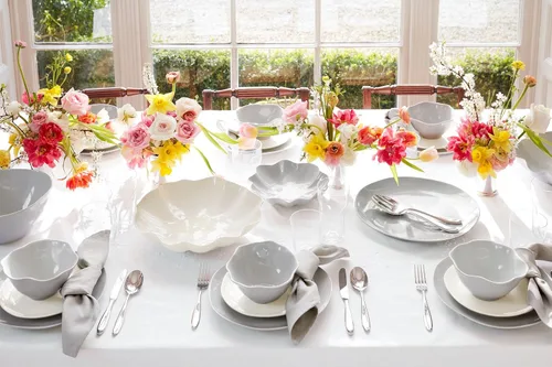 Vista 6 de Portmeirion Sophie Conran Floret - Juego de 4 piezas Plato llano, plato de ensalada, cuenco de cereales y taza, hecho de porcelana, apto