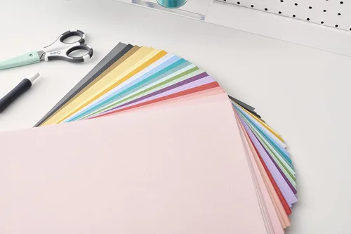 Vista 7 de Sizzix Surfacez - Cartulina, 8 1/4" x 11 3/4", 20 colores surtidos, 80 hojas, 663007