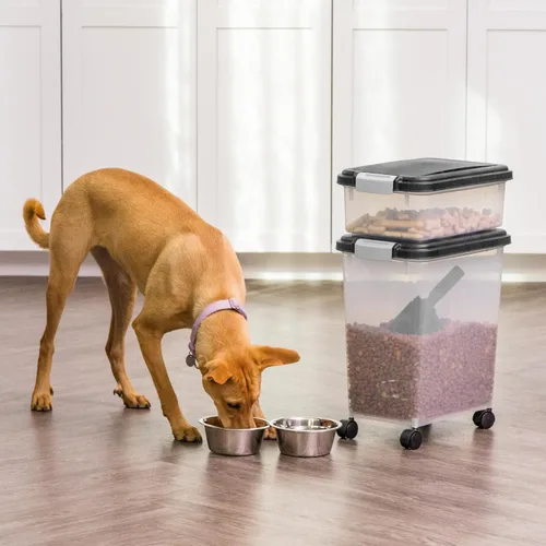 Vista 2 de IRIS USA Contenedor hermético de almacenamiento de comida para perros combinado de 30 libras y 11 libras, caja apilable para premios, cuchara de 2