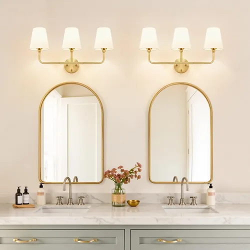 Vista 5 de MOKATNG Lámparas de baño, 3 luces doradas cepilladas, accesorios de iluminación de baño sobre espejo con pantalla de tela blanca acampanada