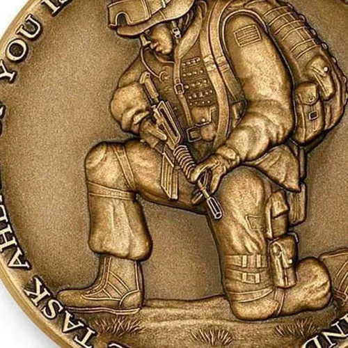 Vista 2 de Medallón de coleccionista de monedas de desafío de tarea por delante