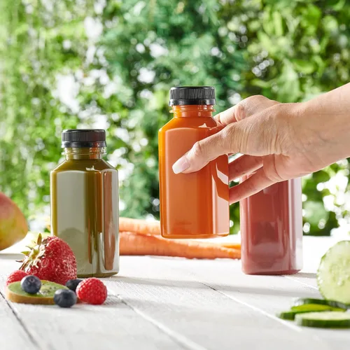 Vista 3 de GUSTO 25 botellas de jugo de plástico reutilizables con tapas, etiquetas, cepillo y embudo de silicona, botellas de plástico transparente con tapas