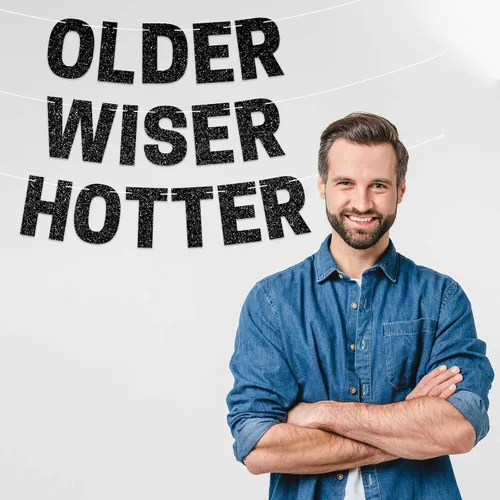 Vista 8 de Cartel preencordado de Older Wiser Hotter - No DIY - Cartel negro para fiesta de feliz cumpleaños con purpurina - Guirnalda preencordada en hebras