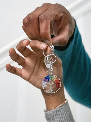 Vista 4 de GEHECRST Llavero de cristal de chakra, hecho a mano, envuelto en alambre envuelto en árbol de la vida, piedra de cristal curativo, llavero