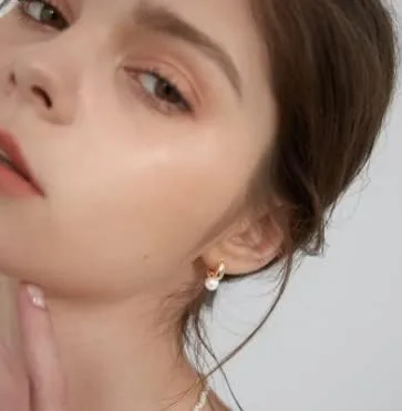 Vista 8 de VENOCO Pendientes de perlas delicadas para mujer, aretes de perlas barrocas de oro, aretes de aro de perlas elegantes de plata para novia
