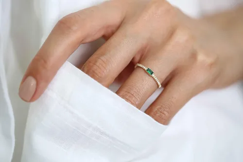 Vista 2 de Anillo de eternidad de oro de 14 quilates con esmeralda, anillo de boda de esmeralda de 14 quilates para mujer, anillo de esmeralda apilable de 14