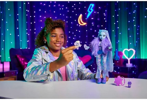 Vista 8 de Muñeca Monster High, Abbey Bominable Yeti de moda con mamífero mamut mascota y accesorios temáticos Muñeca Yeti en ropa morada peluda con mamut