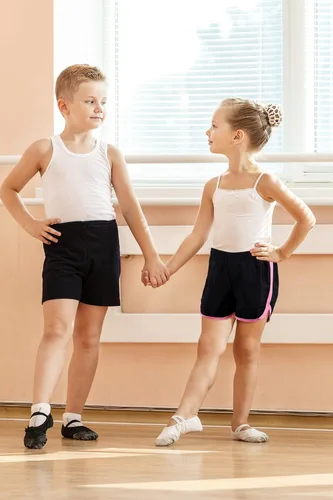 Vista 7 de Resinta Paquete de 4 pantalones cortos activos para niñas y niños pequeños, de secado rápido, pantalones cortos deportivos para correr, pantalones