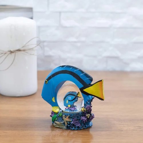 Vista 2 de Elanze Designs Figura mágica de mesa de noche con pez Tang de color azul real, mesa de noche, 1.772 in, poliresina resistente, purpurina, agua
