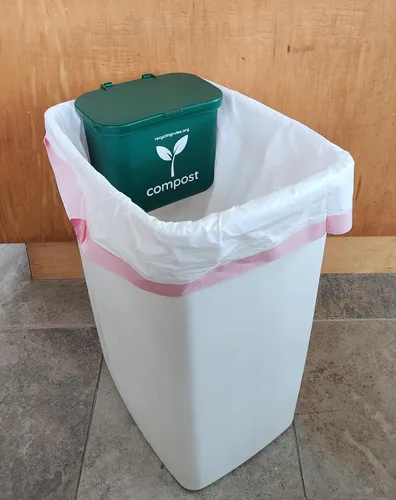 Vista 2 de Pequeño contenedor de compost verde para colgar en el contenedor de basura de cocina