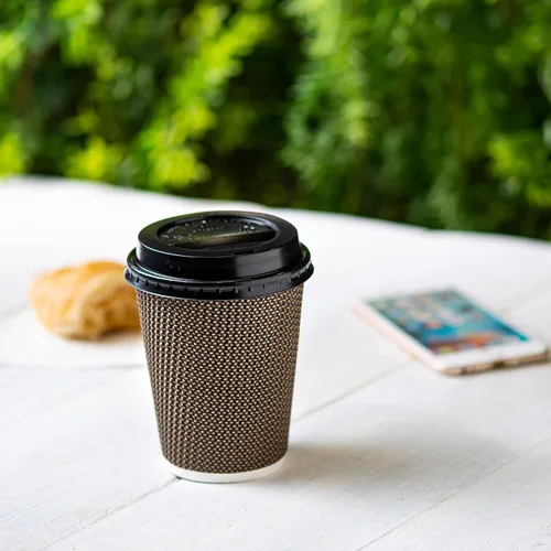 Vista 6 de GUSTO 50 juegos de tazas de café caliente de papel ondulado con patrón marrón aislado con tapas, el color de las tapas puede variar, ideal