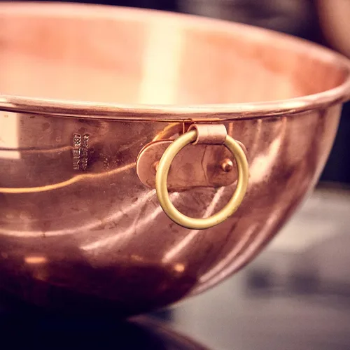 Vista 3 de Mauviel M'Passion - Cuenco de cobre con anillo para batir clara de huevo, 2.6 cuartos de galón, fabricado en Francia