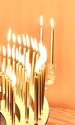 Vista 3 de Velas altas de cumpleaños doradas para decoración de pasteles y mesa, perfectas para un día especial de hito, elegantes velas de cumpleaños doradas