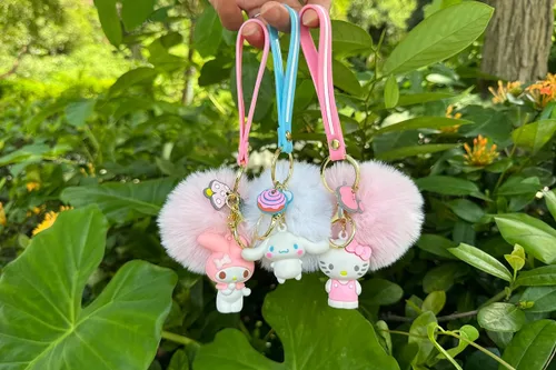 Vista 4 de PaPiJoJo Lindos llaveros para niñas, Kawaii Pom Pom Fuzzy Llavero Accesorios Pulsera Llavero de dibujos animados Llavero
