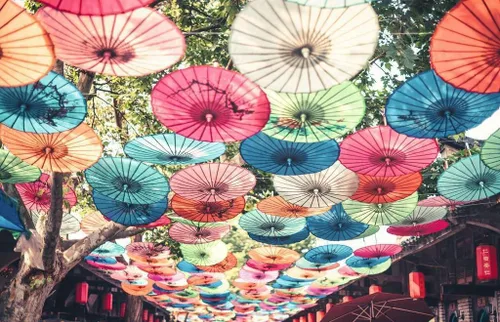 Vista 3 de Ravensburger Puzzle Moment: Umbrellas, rompecabezas de 200 piezas para niños y adultos, único y perfecto, diseño vibrante y sin deslumbramiento