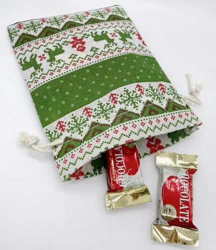 Vista 4 de Jexila 24 bolsas de regalo de arpillera de Navidad de 4 x 6 pulgadas, reutilizables, pequeñas bolsas de dulces con cordón de Navidad para niños