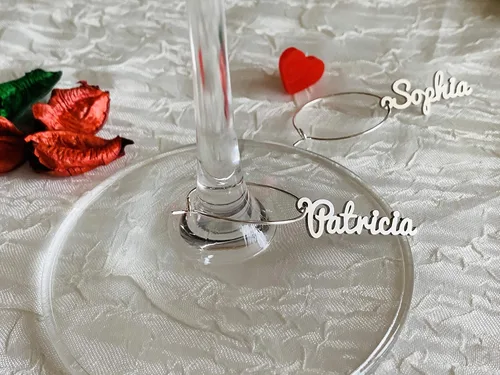 Vista 2 de Dijes personalizados para copas de vino, nombres cortados con láser, tarjetas de lugar de acero inoxidable, etiquetas de regalo de metal
