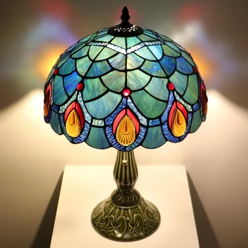 Vista 2 de Tiffany Style Stained Glass Table Lamp 18.5 Inch - Blue Peacock Tail 12X12X18.5 Inch, E26 Bulb Base，Pull Chain Switch, Ceramic Base, Bedside
