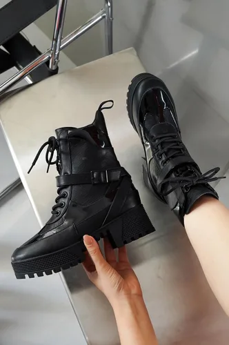 Vista 2 de Botas de combate de tacón grueso para mujer con plataforma y cordones, botines altos de otoño e invierno para ropa urbana, tacón de bloque Negro