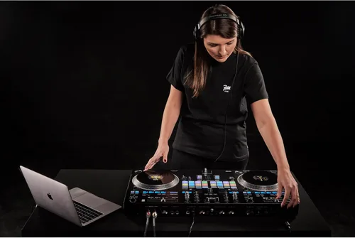 Vista 7 de Controlador DJ Serato Pioneer DDJ-REV7 de 2 plataformas con cubierta de policarbonato Decksaver DS-PC-DDJREV7 para Pioneer DDJ-REV7