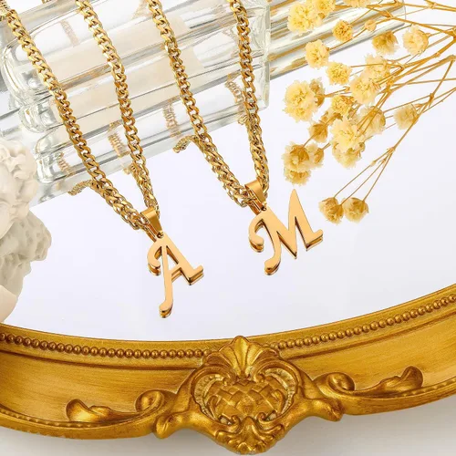 Vista 4 de LUXEJEW Collares con inicial de cadena cubana de oro para hombres, dije de letra, collar con inicial para hombres, niños y mujeres, collares
