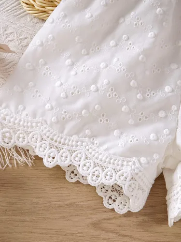 Vista 4 de WDIRARA Pantalones cortos bohemios bordados con ojales y cintura elástica y ribete festoneado para niña pequeña