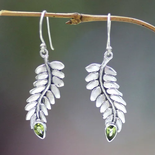 Vista 4 de NOVICA Peridot Plata de ley 925. Dangle arete "Sweet Leaf