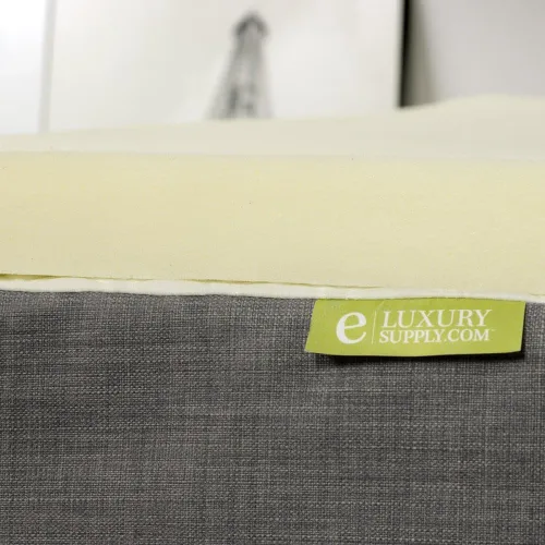 Vista 6 de eLuxurySupply Cubrecolchón de espuma viscoelástica de 1.5 pulgadas, protector de colchón que regula la temperatura, densidad de 2 libras para un