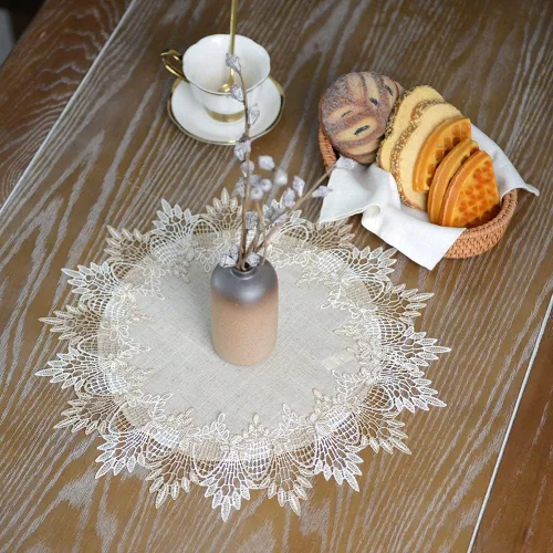 Vista 2 de ARTABLE Tapete de Mesa Redondo de Encaje Gris de Lino, Camino de Mesa, Mantel Individual Pequeño para Mesa de Café, Estilo Rústico de Granja
