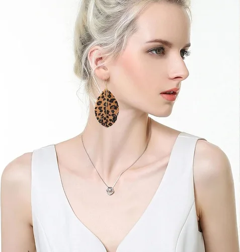 Vista 7 de Aretes grandes de cuero genuino suave hechos a mano con flecos, hoja ligera con barra de metal simple, lágrima, color para mujeres y niñas