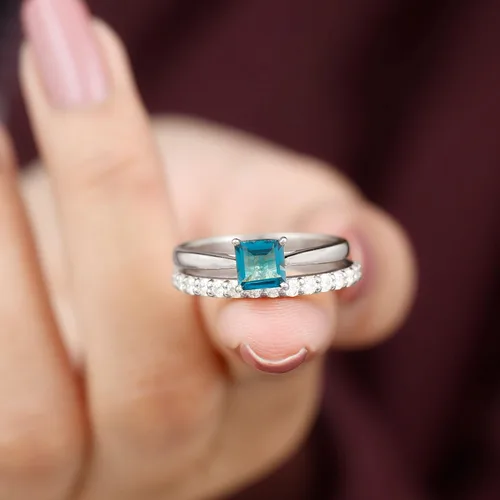 Vista 13 de Juego de anillos de boda de topacio azul Londres con diamante, juego de anillos solitarios de topacio azul de corte princesa para mujer (calidad AAA)
