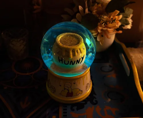 Vista 5 de Disney Winnie the Pooh Hunny Pot - Globo de nieve iluminado para adultos con pieza de exhibición de purpurina giratoria, 6 pulgadas de alto