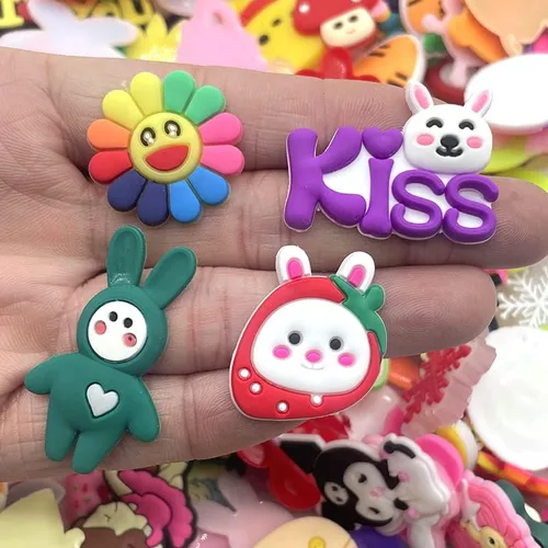 Vista 3 de Lote de 50 100 dijes de PVC al azar para zapatos, accesorios de jardín, regalos de fiesta para niños, decoraciones para mochila de adultos..