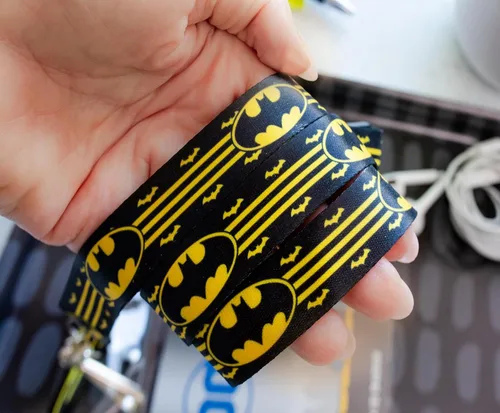 Vista 4 de Silver Buffalo DC Comics Batman Wrap-Around Logo Lanyard con soporte para insignia y dije