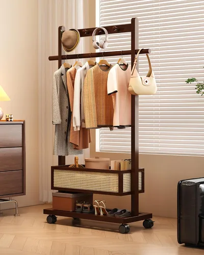 Vista 7 de Perchero con cesta de almacenamiento, perchero de bambú para colgar ropa, perchero con ruedas para espacios pequeños, perchero de pie
