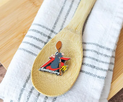 Vista 3 de Disney Pin esmaltado Pixar Ratatouille 15 aniversario Exclusivo SDCC 2022
