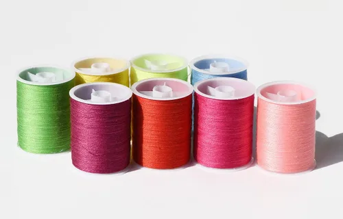 Vista 5 de Kit de 30 carretes de hilo de coser de alta calidad (2300Y) de 42 colores, excelente poliéster para bordados o coser a máquina, kit de coser, hilo