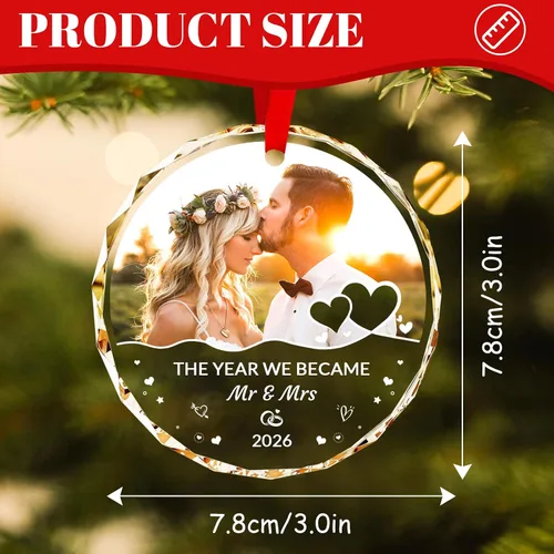 Vista 2 de Adornos personalizados de primera Navidad para casados 2025 con foto, adorno de boda redondo de vidrio personalizado Mr & Mrs Just Married regalos