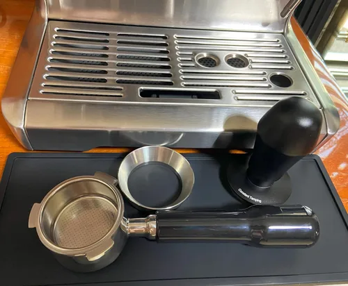 Vista 3 de Portafiltro sin fondo de 2.008 in compatible con DeLonghi EC680 y EC685 máquina de café espresso Portafilter de acero inoxidable junto con cesta