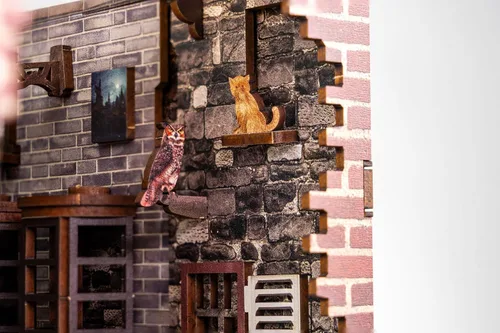 Vista 2 de Revell Harry Potter Diagon Alley 3D Book Nook Kit de rompecabezas de madera