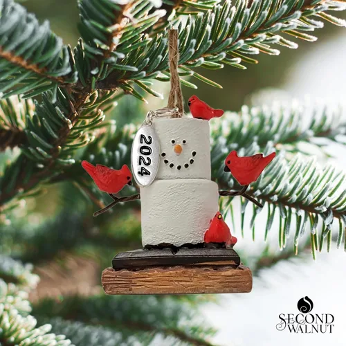 Vista 2 de Cardinal Lover Smore - Adorno de Navidad para el club de observadores de aves, único para patio trasero, comedero de pájaros cardenal con etiqueta